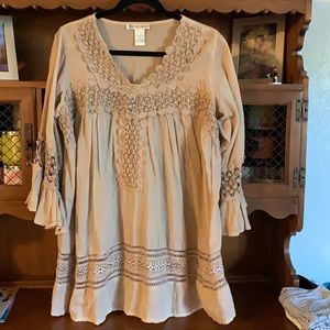 Woman’s lightweight blouse with 3/4 length sleeves